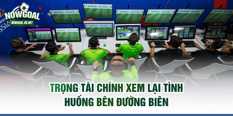 Trọng tài chính xem lại tình huống bên đường biên